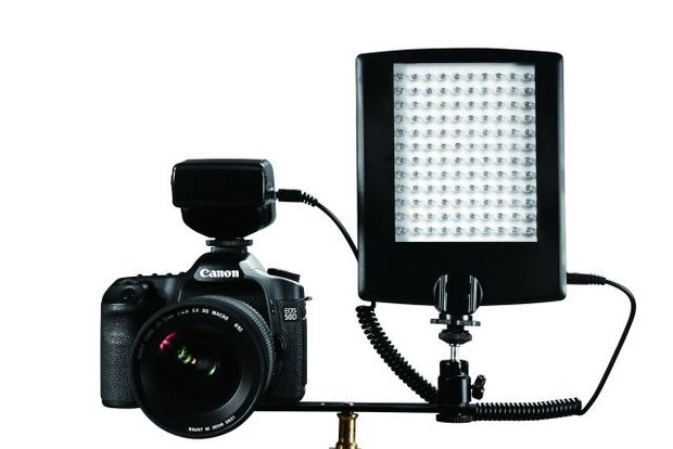 Humoristisch rechtdoor Sui Falcon Eyes LED Lamp met Flitser DV-120FV op Batterij - Camera4u.nl